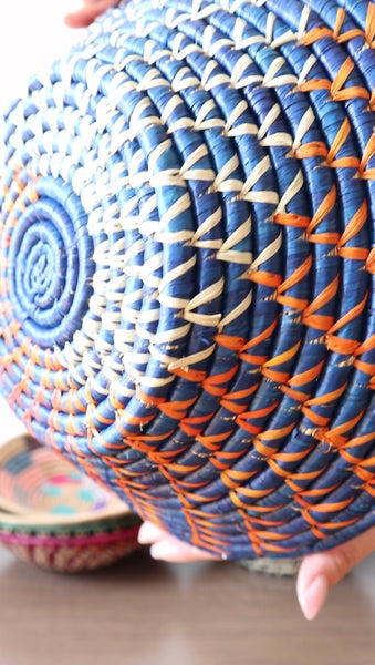南アフリカ雑貨　手編みカゴ（Blue/Orange/White）