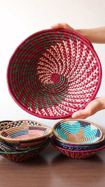 南アフリカ雑貨　手編みカゴ（Magenta/Green/White）