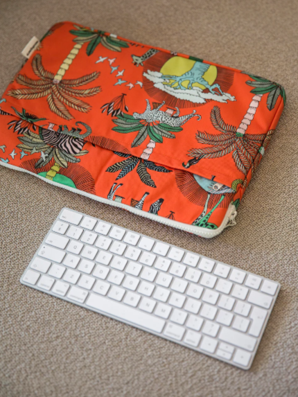 aLoveSupreme 15インチ　　　パソコンケース　アニマルキングダムOrange ポケット付き