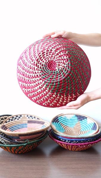 南アフリカ雑貨　手編みカゴ（Magenta/Green/White）