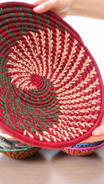 南アフリカ雑貨　手編みカゴ（Magenta/Green/White）