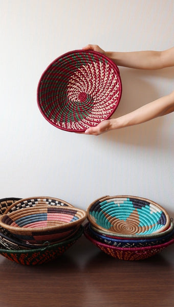 南アフリカ雑貨　手編みカゴ（Magenta/Green/White）