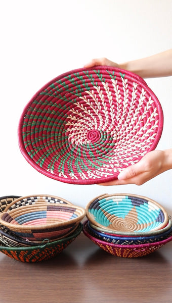 南アフリカ雑貨　手編みカゴ（Magenta/Green/White）