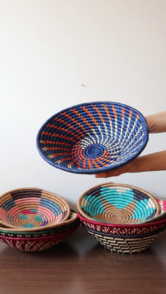 南アフリカ雑貨　手編みカゴ（Blue/Orange/White）