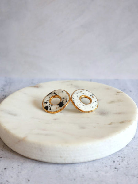 Nina Bosch 南アフリカ陶器 ラウンド ドーナツ ピアス(Nguni)