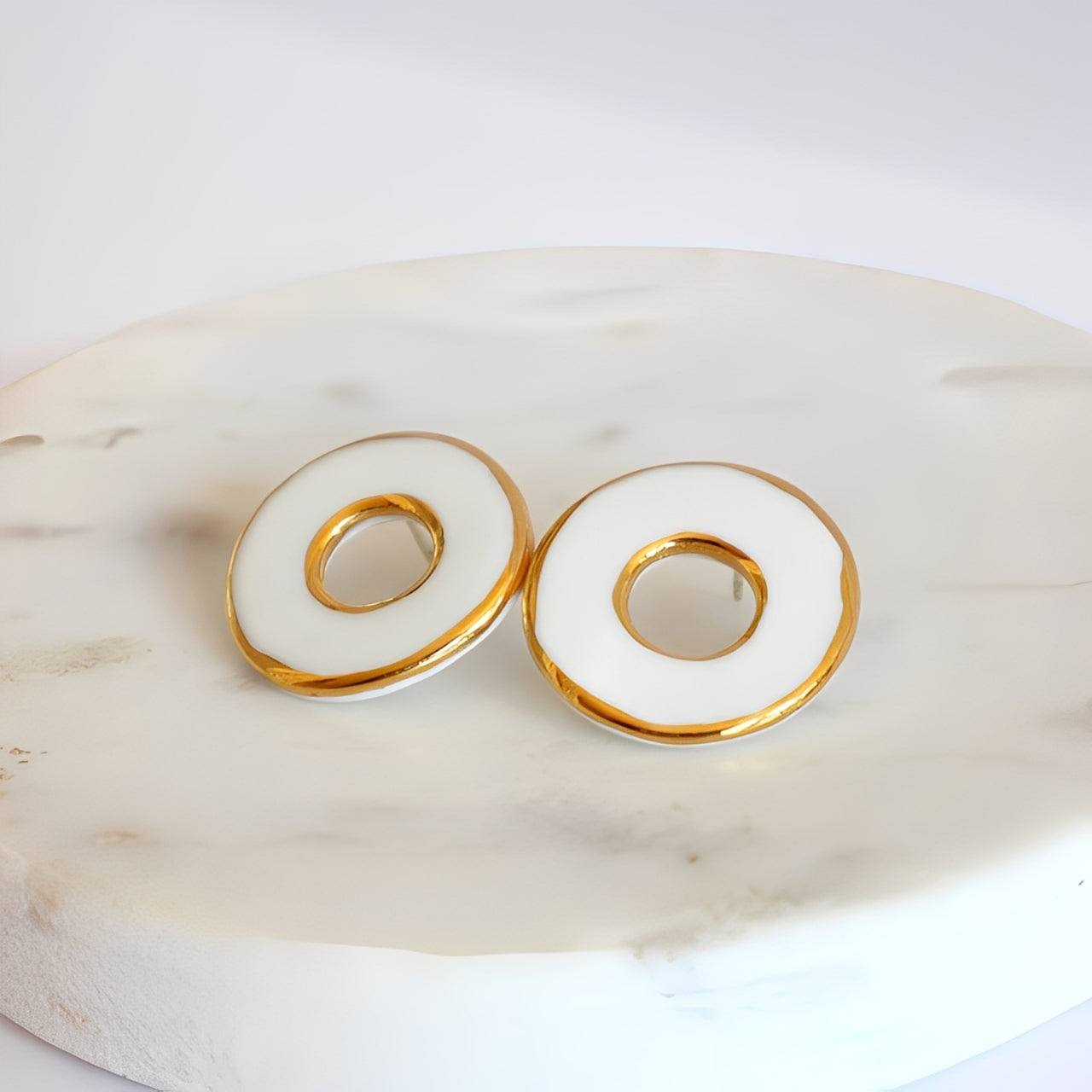 Nina Bosch 南アフリカ陶器 ラウンド ドーナツ ピアス(White)