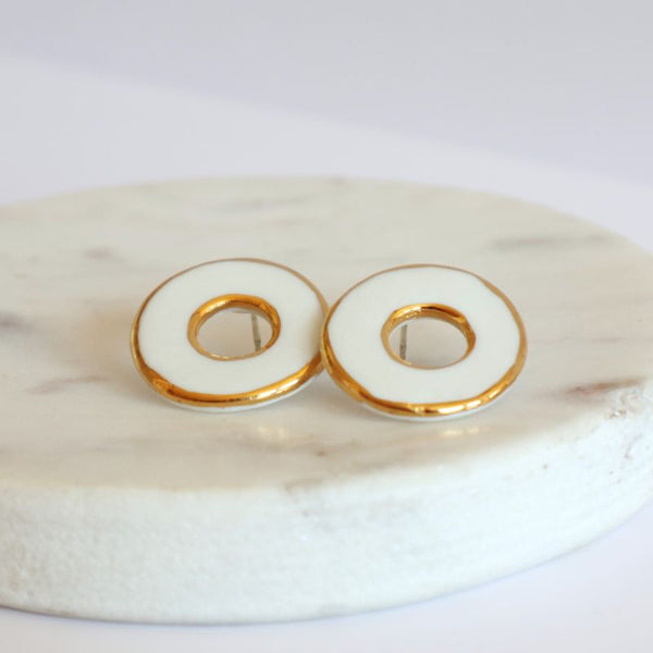 Nina Bosch 南アフリカ陶器 ラウンド ドーナツ ピアス(White)