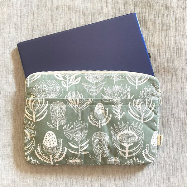 aLoveSupreme 15インチ　　　パソコンケース　フローラルキングダムGreen ポケット付き