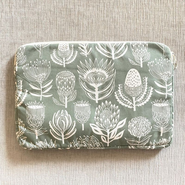 aLoveSupreme 15インチ　　　パソコンケース　フローラルキングダムGreen ポケット付き