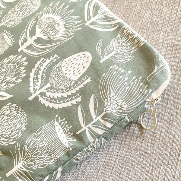 aLoveSupreme 15インチ　　　パソコンケース　フローラルキングダムGreen ポケット付き