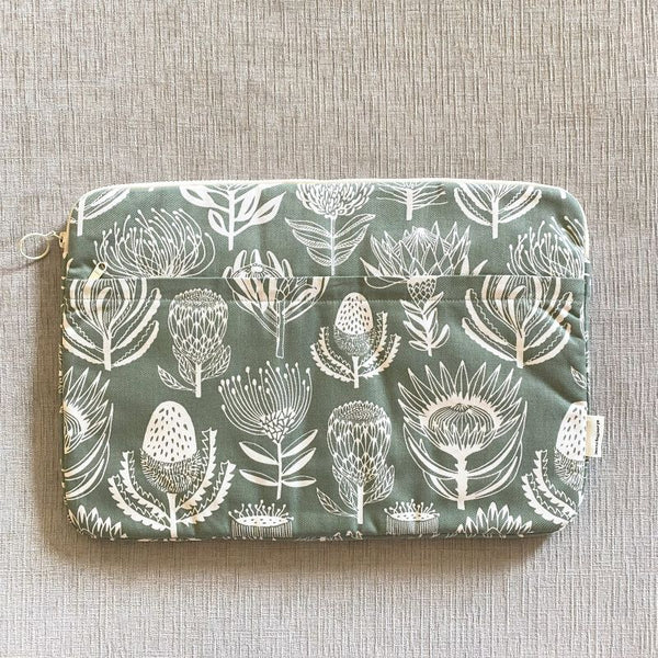 aLoveSupreme 15インチ　　　パソコンケース　フローラルキングダムGreen ポケット付き