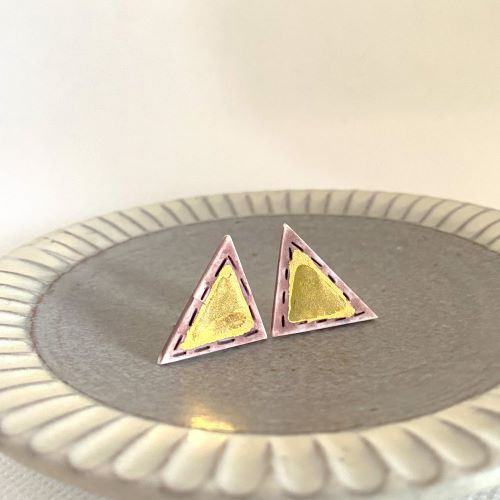 Elke Le Roux ピアス (pink/gold triangle)